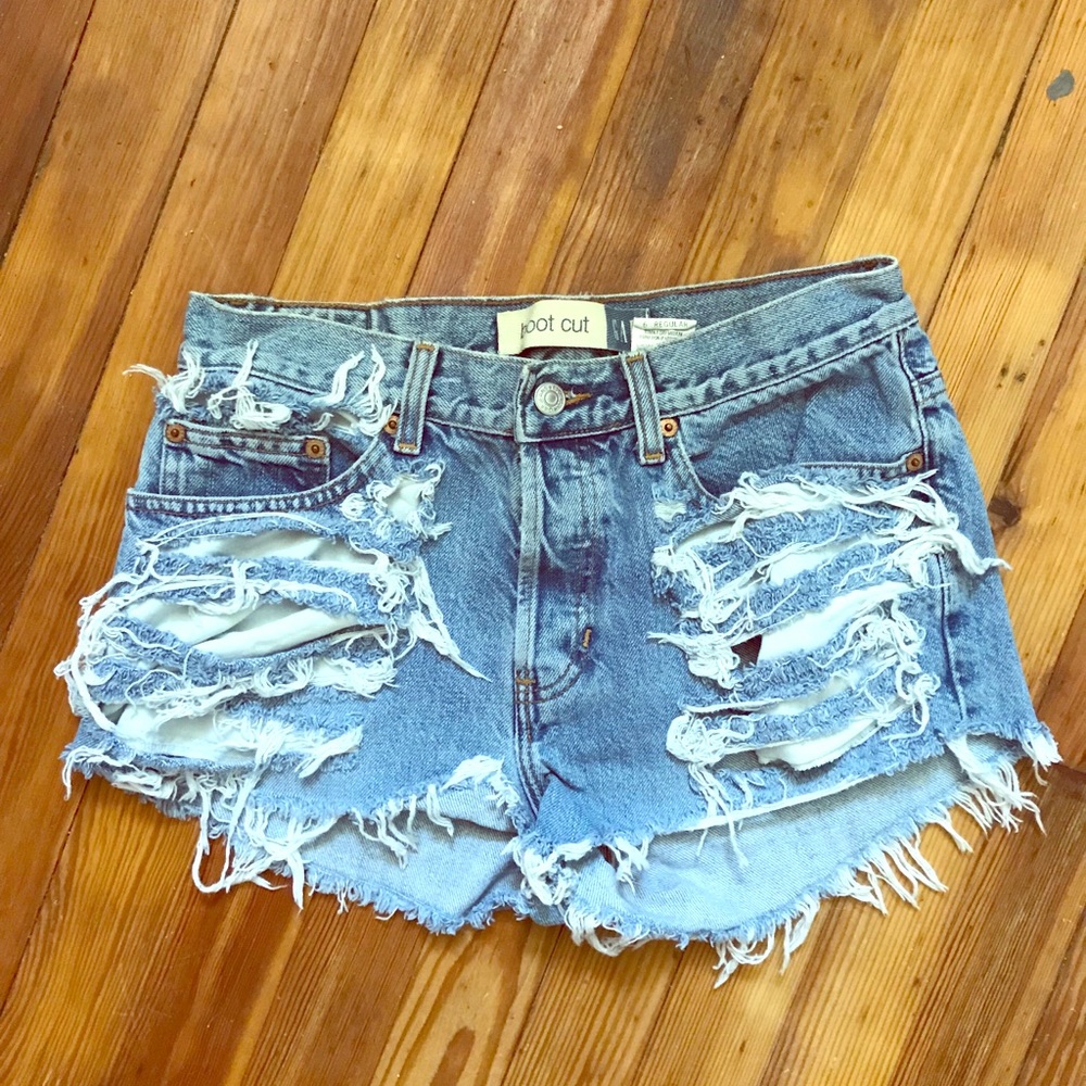 Gap Mid rise size regular 6 Shredded Jean shorts